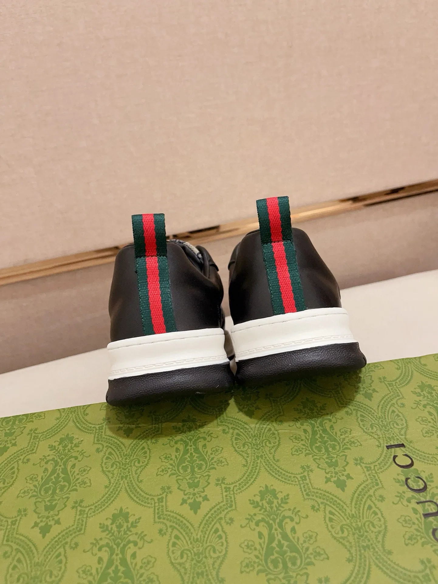 Men's clothing and shoes💰:400💰 (GUCCI) The latest model from the official website 🎁🎁Casual and fashionable men's shoes👟, hot style 💥The version is simple and elegant, exclusive for trendy men. Unique official website latest brand elements 👑Gucci original decoration, fashionable and generous, the fabric is original cowhide ✅sheepskin lining, the official website specifies wear-resistant casual outsole, the classic model is taken in kind at the counter🎬38-44 (45 is not returned or exchanged)